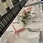 Und Restaurant Neuhauser فندق