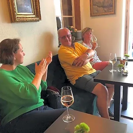 Und Restaurant Neuhauser Szálloda *
