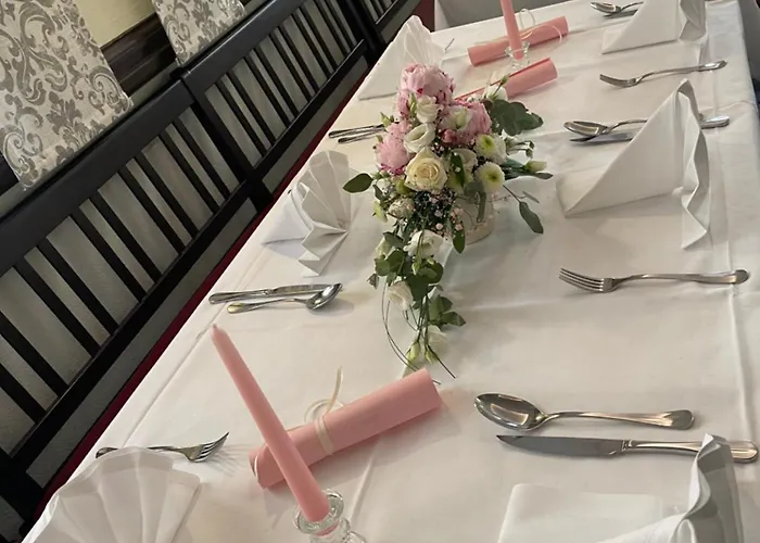 Und Restaurant Neuhauser מלון
